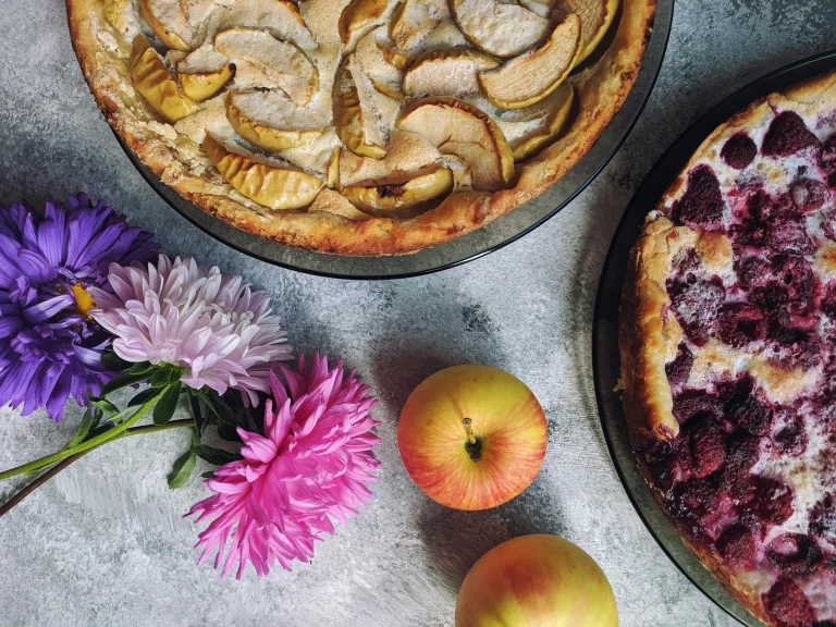 Freshly baked homemade apple pie with a slice removed, showing its gooey apple filling