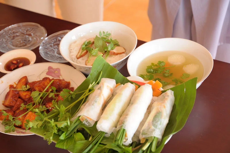 Fresh and healthy spring rolls filled with vegetables and shrimp