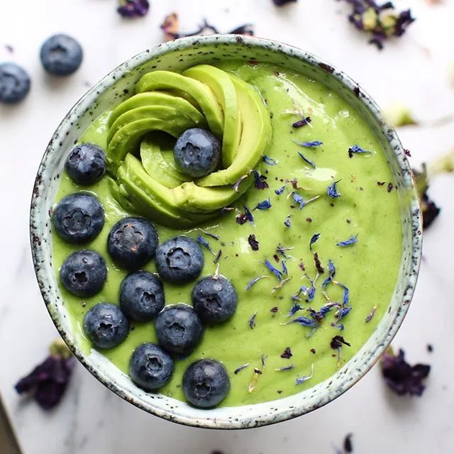 Healthy high-protein smoothie bowl served with granola, chia seeds, and fresh fruits for breakfast.
